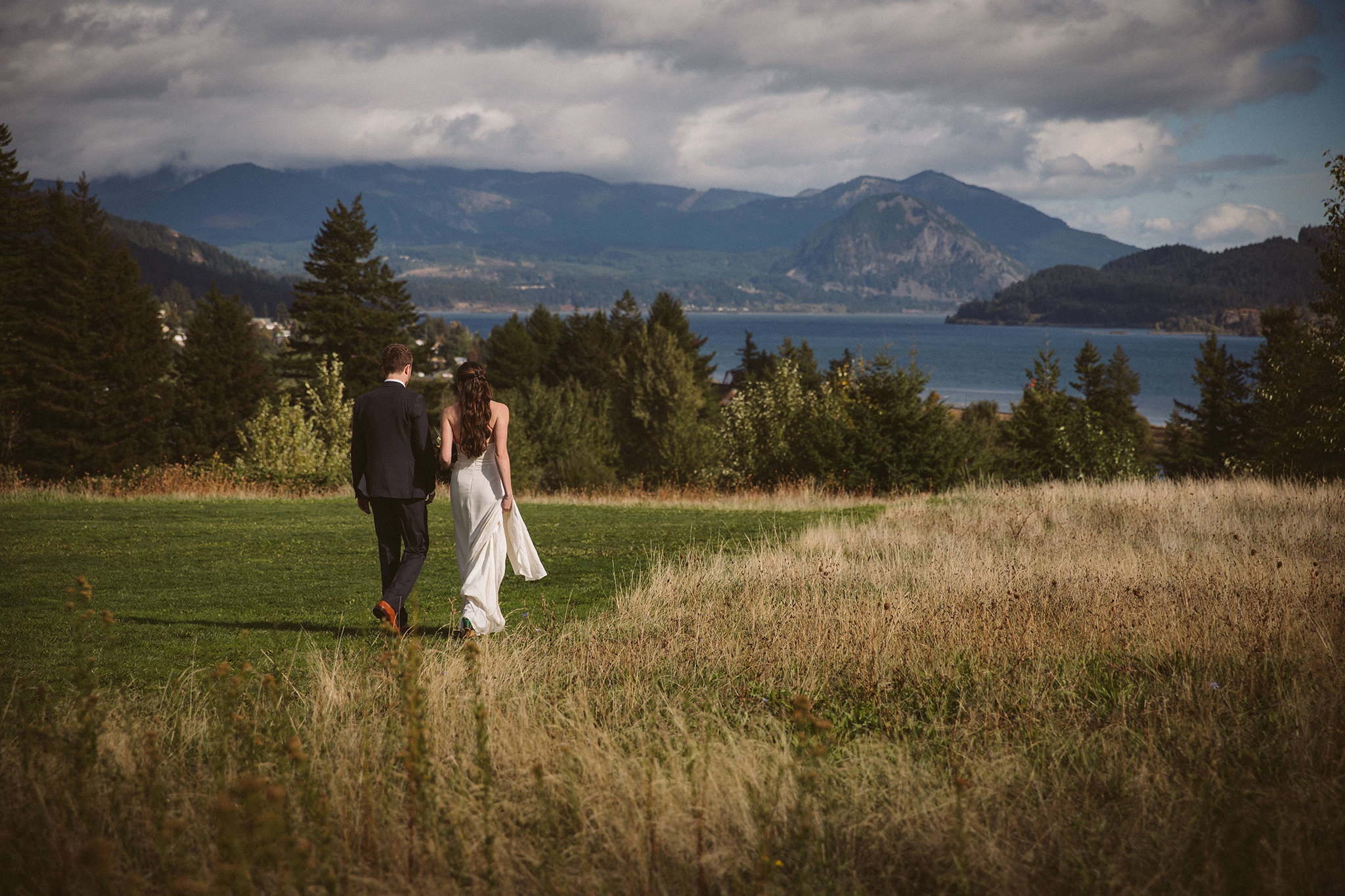 A wedding photo overlooking the Columbia River Gorge at Skamania Lodge Resort