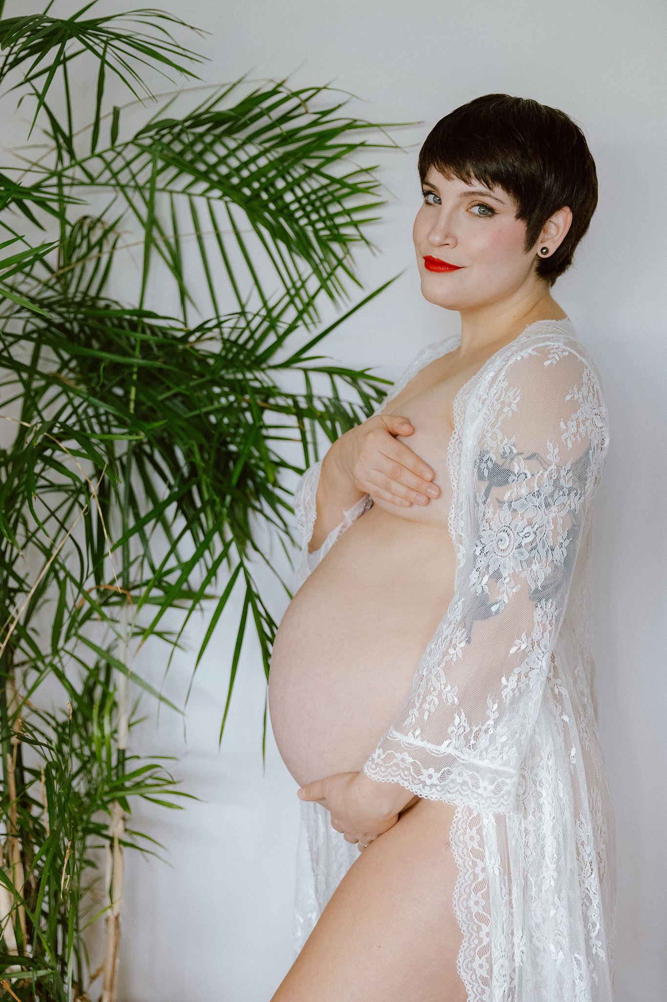 Sexy maternity photos at home with natural light