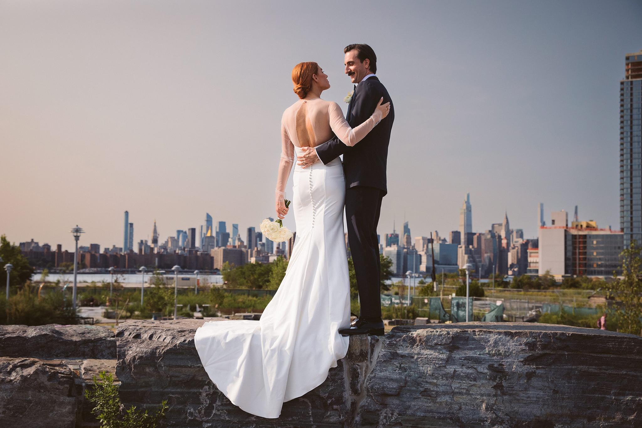 A New York City skyline wedding photo