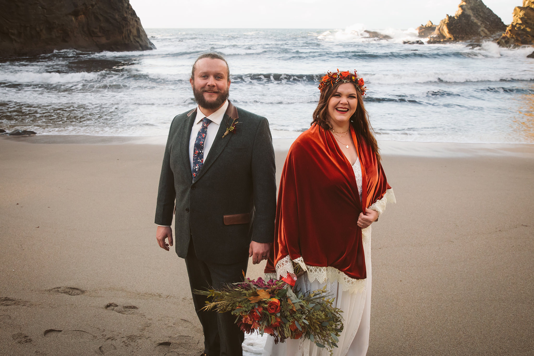 A november wedding photo on the Oregon coast